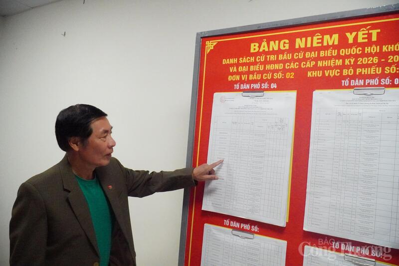 Ông Phạm Trường Sơn rà soát lại danh sách cử tri nhằm tránh bỏ sót.