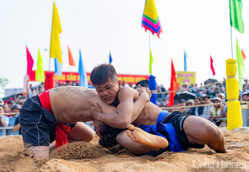 Hai đô vật được thắt hai đai xanh đỏ khác nhau, các đô vật thể hiện sức mạnh, cơ bắp trước đối thủ, không được dùng những đòn thế nguy hiểm