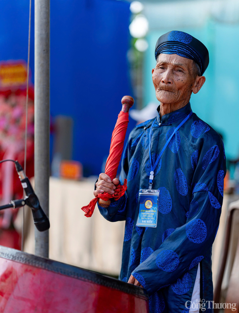 Các trận đấu vật được thôi thúc từ những hồi trống của các bô lão trong làng