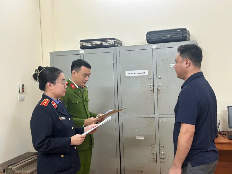 Cơ quan chức năng ra quyết định khởi tố đối với Nguyễn Viết Linh. Ảnh: Công an Hà Tĩnh