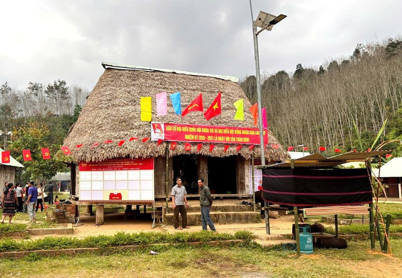 Các khu vực bỏ phiếu trên địa bàn xã A Vương rực rỡ cờ Tổ quốc, băng rôn, khẩu hiệu, pa-nô tuyên truyền phục vụ bầu cử bảo đảm trang trọng, khoa học, dễ quan sát. Ảnh: Bình An