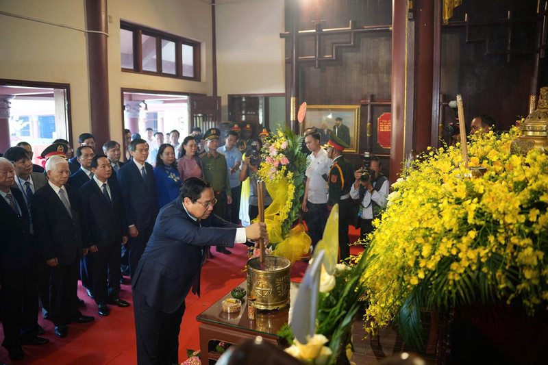 Thủ tướng Chính phủ Phạm Minh Chính dâng hương tại Khu lưu niệm cố Thủ tướng Phạm Văn Đồng. Ảnh: Nguyễn Dương