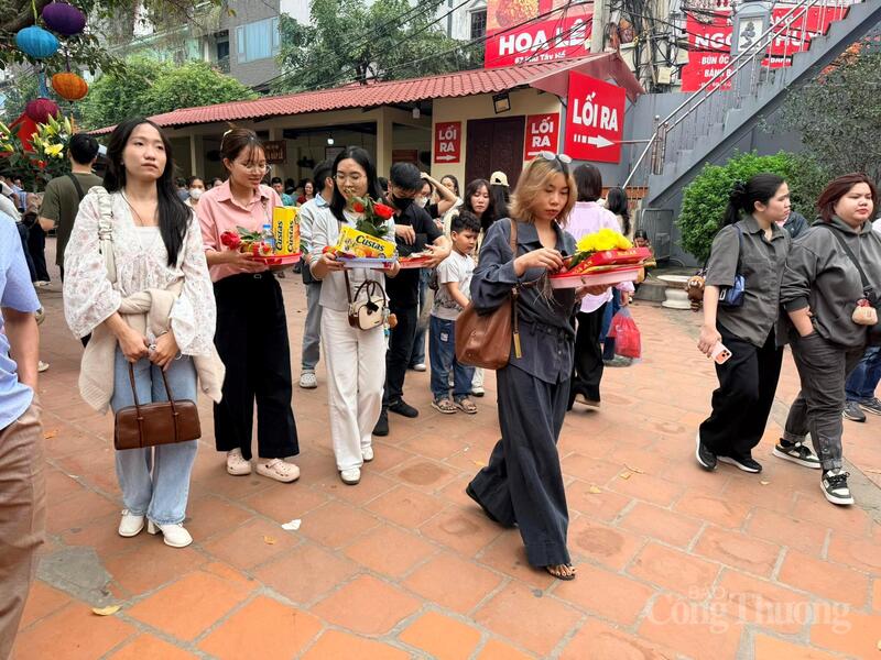 Người dân chuẩn bị lễ vào phủ.