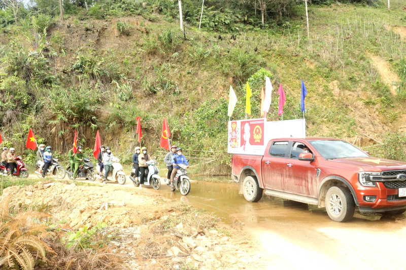 Xe loa tuyên truyền lưu động của xã A Vương đưa thông tin về bầu cử đến tận thôn, khu dân cư bằng cả tiếng phổ thông và tiếng Cơ Tu để người dân dễ nghe, dễ hiểu, dễ nhớ. Ảnh: Bình An