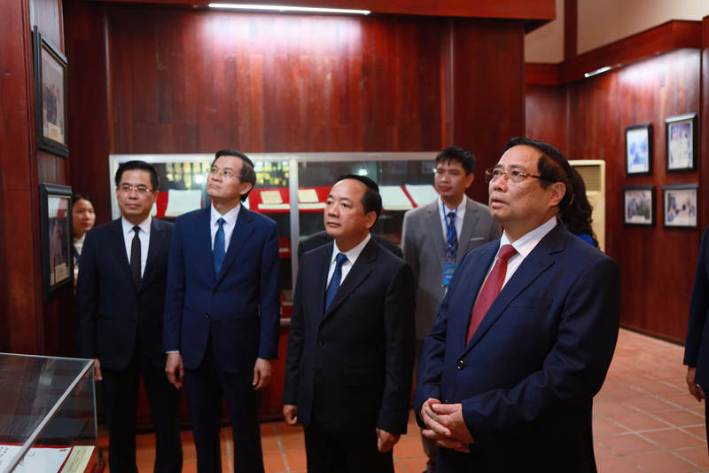 Tham quan những kỉ vật, tư liệu về cố Thủ tướng Phạm Văn Đồng. Ảnh: Nguyễn Dương