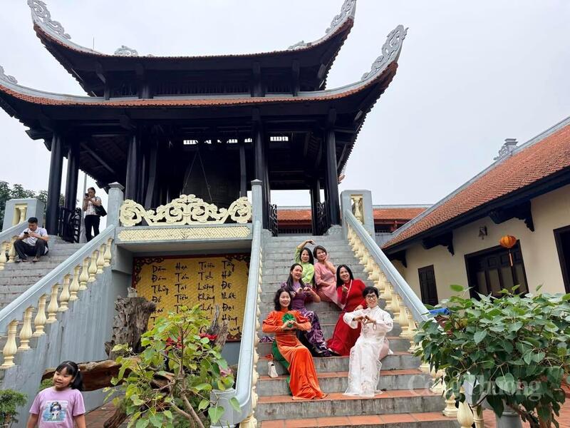 Du khách chụp ảnh tại khu vực phủ.