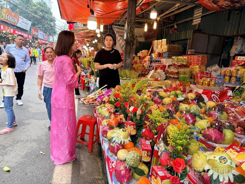 Các quầy bán đồ lễ giá đa dạng quanh khu vực Phủ.