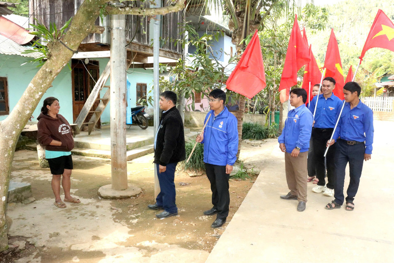 Các tổ chức chính trị – xã hội xã A Vương tăng cường tuyên truyền trực tiếp tại hộ gia đình. Ảnh: Bình An