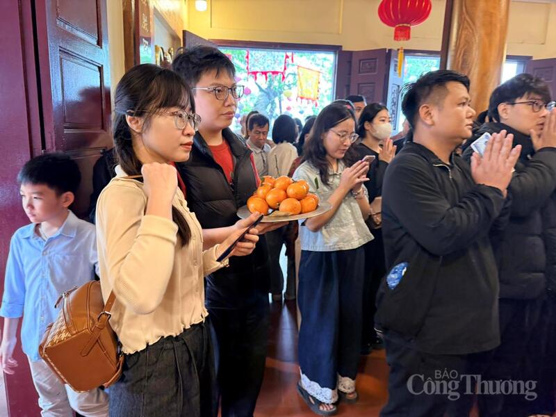 Các bạn trẻ tới Phủ Tây Hồ cầu mong một năm mới bình an.