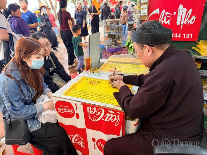 Khu vực viết sớ ngoài Phủ Tây Hồ.