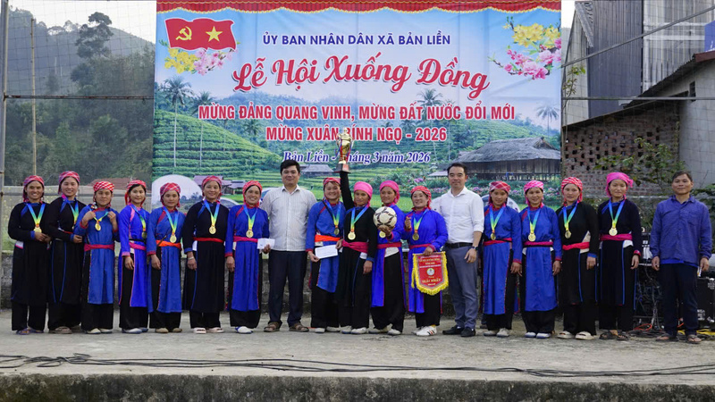 Trao thưởng cho đội chiến thắng. Ảnh: Lê Hiếu