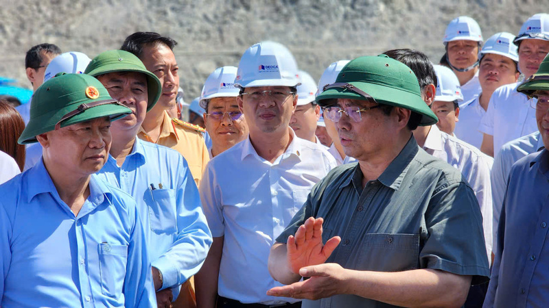 Thủ tướng chỉ đạo tại công trường. Ảnh: Tuệ Lâm