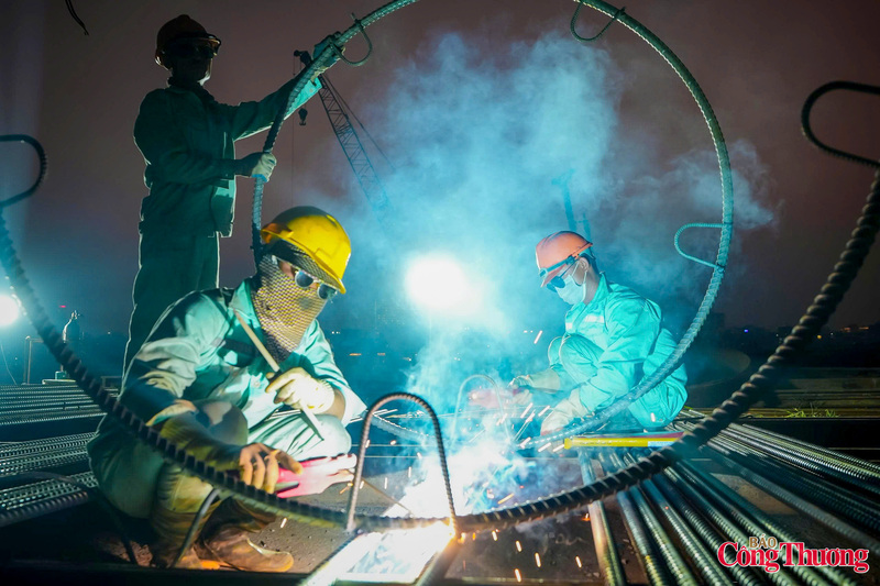 Hoạt động thi công diễn ra sôi động phía phường Bồ Đề với hàng chục công nhân thi công thành các ca, kíp từ sáng sớm đến đêm muộn.