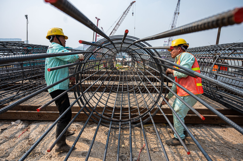 Đội ngũ công nhân tích cực lắp ráp các khung cốt thép cho cọc nhồi có đường kính lớn.