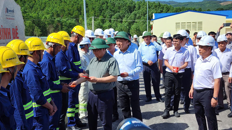Thủ tướng thăm hỏi, động viên cán bộ, kỹ sư, chuyên gia và công nhân đang thi công trên công trường. Ảnh: Tuệ Lâm