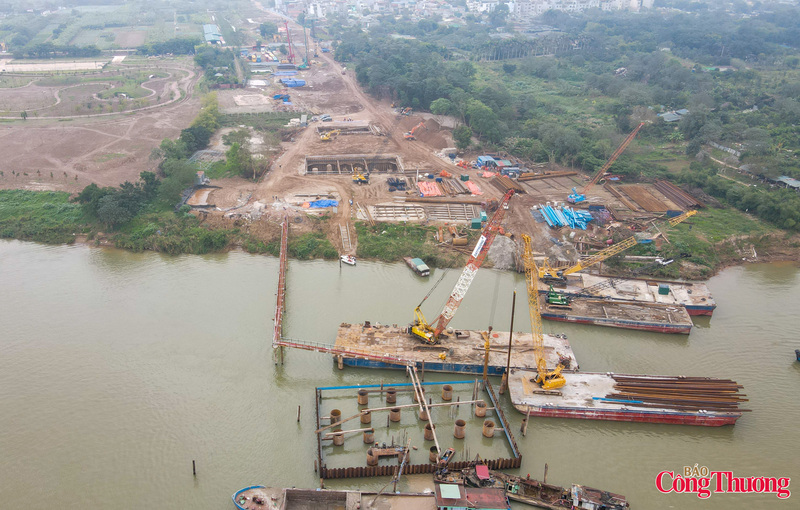 Khu vực ven sông phía phường Bồ Đề bố trí một bãi chứa nguyên vật liệu, máy móc và phương tiện thi công, luôn trong trạng thái sẵn sàng để điều động vào công trường khi cần thiết. Điều kiện thời tiết không mưa và mực nước sông Hồng xuống thấp vào mùa khô tạo thuận lợi cho tiến độ thi công.