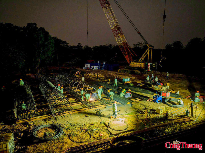 Một đại công trường hình thành giữa sông Hồng đoạn qua trung tâm Hà Nội.