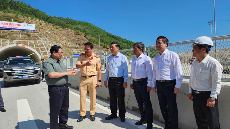 Thủ tướng mong muốn các nhà thầu tiếp tục duy trì khí thế thi công với tinh thần trách nhiệm cao nhất, bảo đảm an toàn lao động, quyết tâm hoàn thành toàn bộ dự án trước tháng 9/2026 theo hợp đồng đã ký kết. Ảnh: Tuệ Lâm