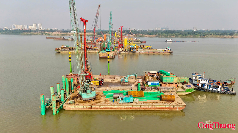 Lực lượng công nhân tất bật triển khai những hạng mục đầu tiên của dự án xây dựng cầu Trần Hưng Đạo.