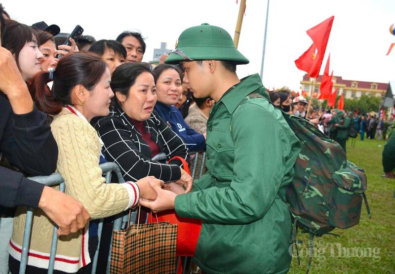 Tân binh chia tay người thân lên đường nhập ngũ.