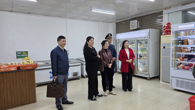 Sở Công Thương và Quản lý thị trường Cao Bằng thường xuyên tổ chức kiểm tra việc chấp hành quy định của các cơ sở kinh doanh trong cao điểm Tết. Ảnh: Báo Cao Bằng