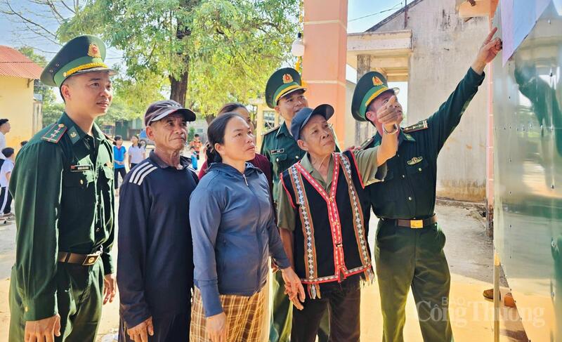 Bà con xã biên giới Ia O (tỉnh Gia Lai) xem thông tin, tìm hiểu tiểu sử các ứng cử viên, chuẩn bị cho ngày hội lớn của toàn dân. Ảnh: Hiền Mai