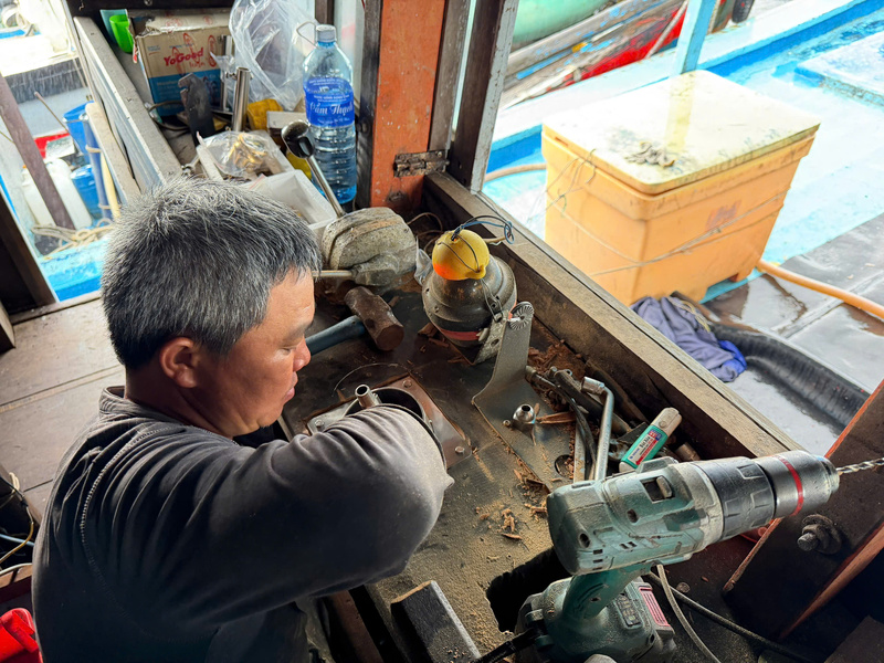 Một trong những giải pháp đang được ngư dân lựa chọn để tiết kiệm nhiên liệu là lắp đặt hệ thống máy lái tự động cho tàu cá. Ảnh: Nguyễn Dương