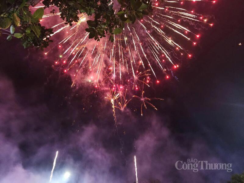 Mãn nhãn màn bắn pháo hoa tại Carnaval đường phố tỉnh Điện Biên.