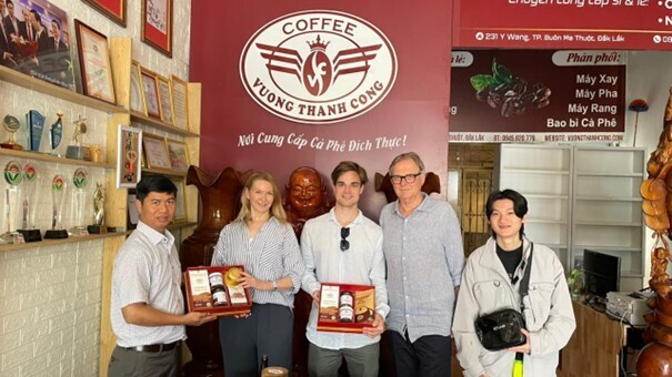 Đại diện Công ty VAITEA và Công ty Vương Thành Công trao đổi, thống nhất nhiều nội dung hợp tác.