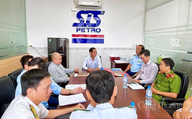 Đoàn kiểm tra liên ngành làm việc tại Công ty TNHH MTV S.T.S Tây Nam Bộ.