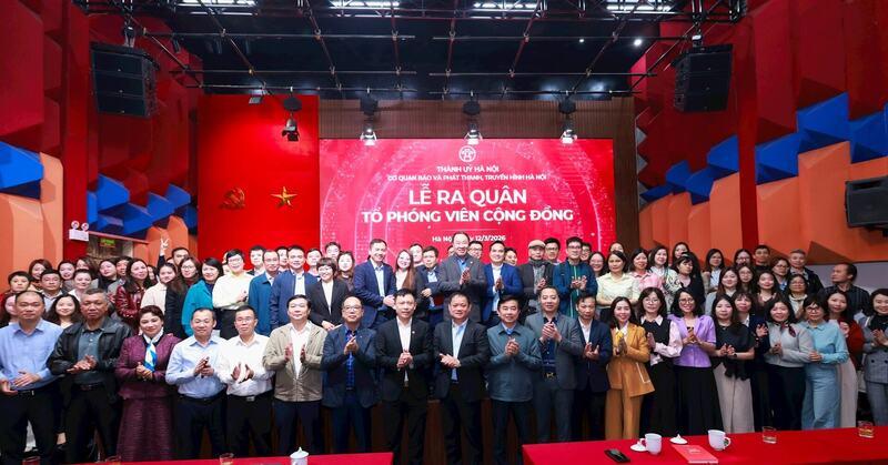 Cơ quan Báo và Phát thanh, Truyền hình Hà Nội tổ chức Lễ ra quân Tổ phóng viên cộng đồng, giao nhiệm vụ cho hơn 200 phóng viên theo dõi 126 xã, phường trên địa bàn thành phố. Ảnh: Hồng Thái