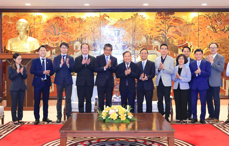 Lãnh đạo UBND TP. Hà Nội chụp ảnh lưu niệm cùng Đại sứ đặc mệnh toàn quyền Nhật Bản tại Việt Nam Ito Naoki và đoàn công tác. Ảnh: L.P