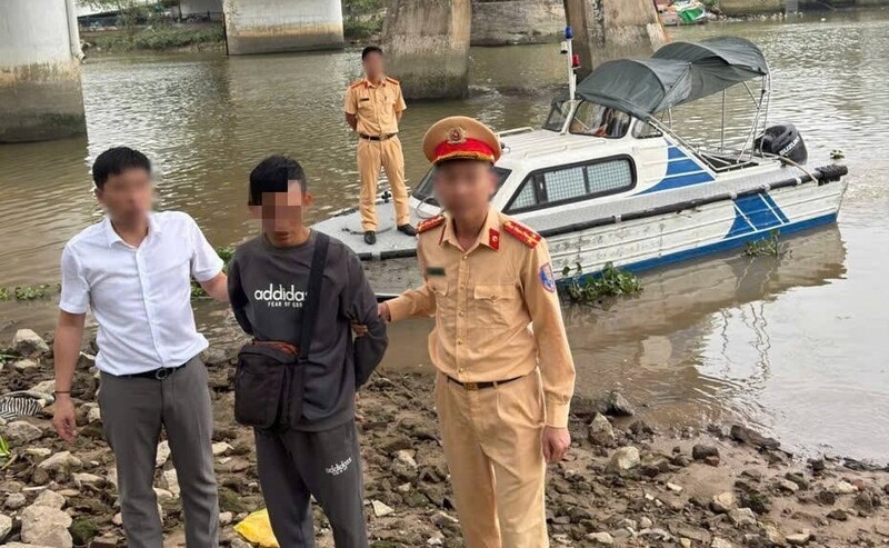 Tụ điểm mua bán, tàng trữ trái phép chất ma túy hoạt động dưới chân cầu Tam Bạc trên sông Đào Hạ Lý. Ảnh: Cục Cảnh sát giao thông