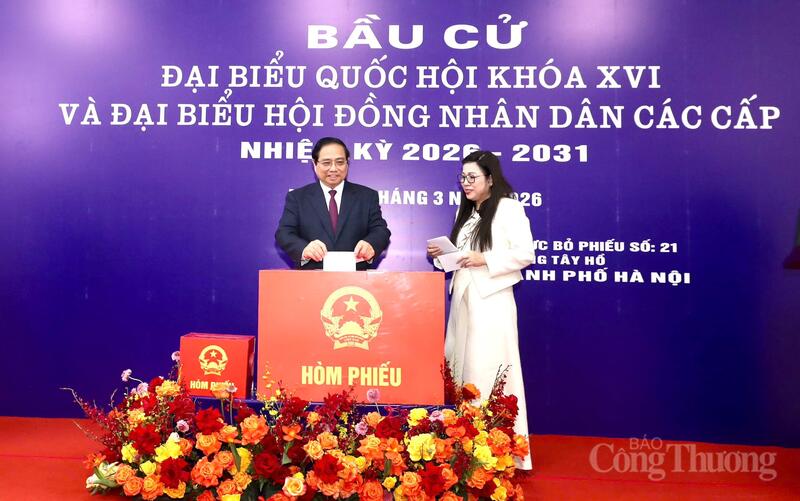 Thủ tướng Phạm Minh Chính cùng Phu nhân bỏ phiếu.
