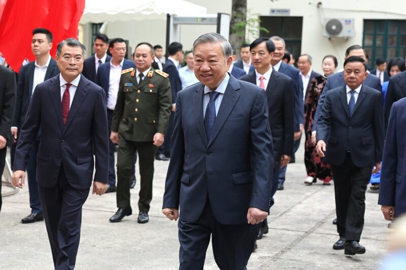 Tổng Bí thư Tô Lâm đến dự khai mạc và tham gia bầu cử tại điểm bỏ phiếu Trường THPT Phan Đình Phùng, khu vực bỏ phiếu số 2, phường Ba Đình, Hà Nội. Cùng tham gia tại điểm bỏ phiếu này có Ủy viên Bộ Chính trị, Thường trực Ban Bí thư Trần Cẩm Tú, các Ủy viên Bộ Chính trị, Bí thư Trung ương Đảng: Trưởng Ban Tổ chức Trung ương Lê Minh Hưng, Chánh Văn phòng Trung ương Đảng Phạm Gia Túc; Ủy viên Bộ Chính trị, Bí thư Thành ủy Hà Nội Nguyễn Duy Ngọc… Ảnh: chinhphu.vn