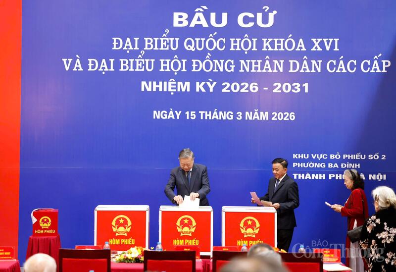 Tổng Bí thư Tô Lâm và Thường trực Ban Bí thư Trần Cẩm Tú thực hiện bỏ phiếu tại khu vực bỏ phiếu số 2 phường Ba Đình.