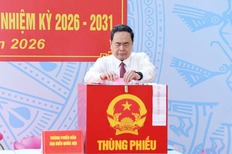 Chủ tịch Quốc hội Trần Thanh Mẫn, Chủ tịch Hội đồng Bầu cử quốc gia bỏ phiếu tại khu vực bỏ phiếu số 14, xã Hóc Môn, Thành phố Hồ Chí Minh. Ảnh: Lâm Hiển