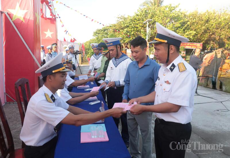 Cử tri Khu vực bỏ phiếu số 14 (đảo Trường Sa) đặc khu Trường Sa, tỉnh Khánh Hòa nhận phiếu bầu cử.