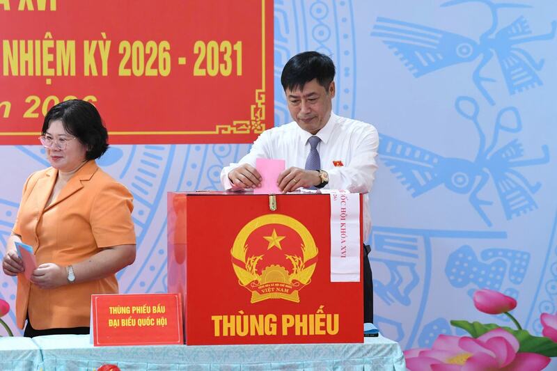 Chủ nhiệm Ủy ban Công tác đại biểu Nguyễn Hữu Đông - Ủy viên Hội đồng Bầu cử quốc gia thực hiện quyền bầu cử tại Khu vực bỏ phiếu số 14, xã Hóc Môn, TP. Hồ Chí Minh. Ảnh: Lâm Hiển