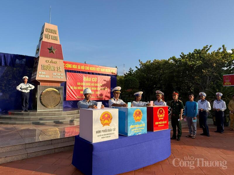 Những cử tri đầu tiên bỏ phiếu tại Khu vực bỏ phiếu số 14 (đảo Trường Sa) đặc khu Trường Sa, tỉnh Khánh Hòa.