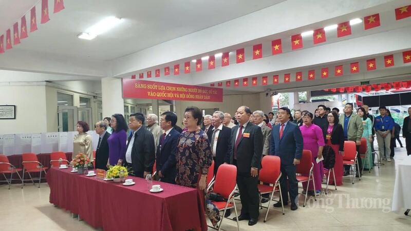 Phó Thủ tướng Chính phủ Nguyễn Chí Dũng cùng các đại biểu thực hiện nghi thức chào cờ tại lễ khai mạc bầu cử ở Khu vực bỏ phiếu số 4, phường Ba Đình, Thành phố Hà Nội.