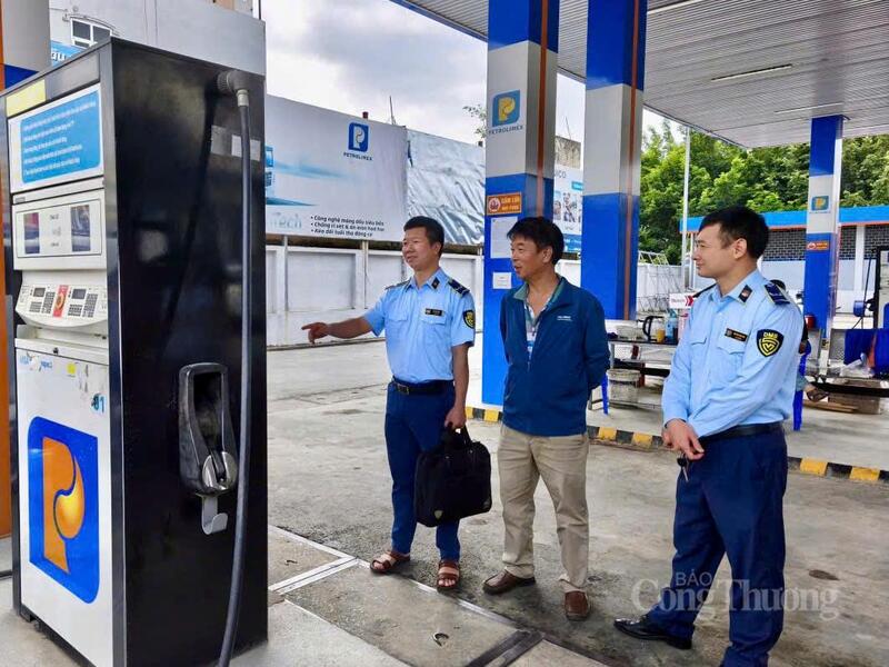 Lực lượng Quản lý thị trường thuộc Sở Công Thương tỉnh Điện Biên tăng cường kiểm tra, giám sát tại Cửa hàng xăng dầu Petrolimex 03, phường Điện Biên Phủ.
