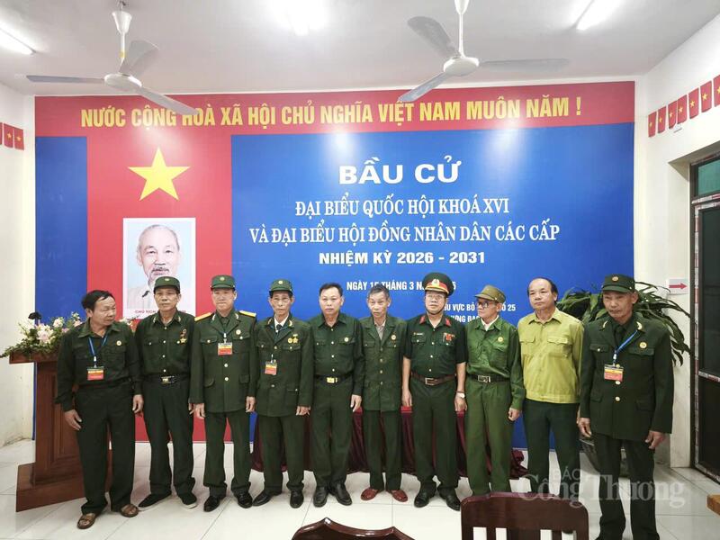 Cử tri là cựu chiến binh xã Hưng Đạo, Thành phố Hà Nội chụp ảnh lưu niệm trước thời khắc thiêng liêng chuẩn bị bỏ phiếu bầu cử đại biểu Quốc hội khóa XVI và đại biểu Hội đồng nhân dân các cấp nhiệm kỳ 2026/2031.