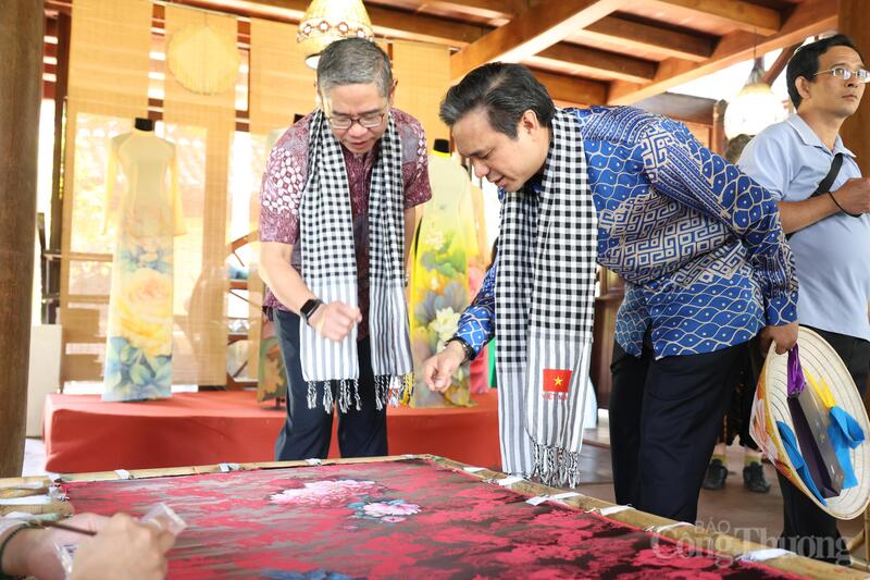 Đại diện Tổng Lãnh sự quán các nước tại TP.Hồ Chí Minh tham quan không gian tọa đàm.