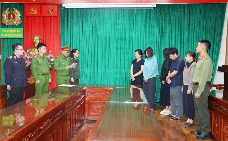 Cơ quan Cảnh sát điêu tra Công an tỉnh Bắc Ninh tống đạt quyết định khởi tố vụ án, khởi tố bị can và Lệnh bắt bị can để tạm giam các đối tượng trục lợi chính sách mua nhà ở xã hội. Ảnh: Bocongan.gov.vn