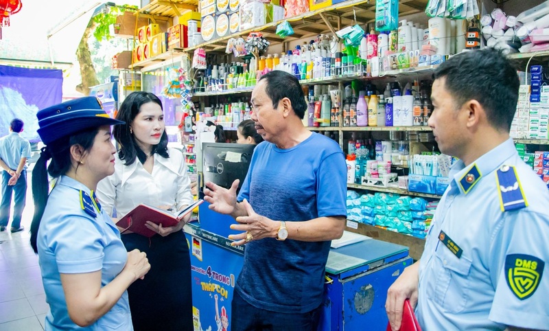 Lực lượng Quản lý thị trường tuyên truyền, phổ biến pháp luật trong phòng chống hàng giả, gian lận thương mại tại cơ sở kinh doanh . Ảnh: Lê Nam