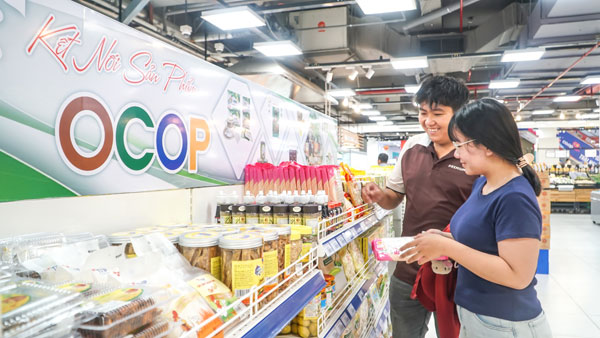 Người tiêu dùng mua sản phẩm OCOP tại Siêu thị Co.opmart Vĩnh Long (phường Long Châu).