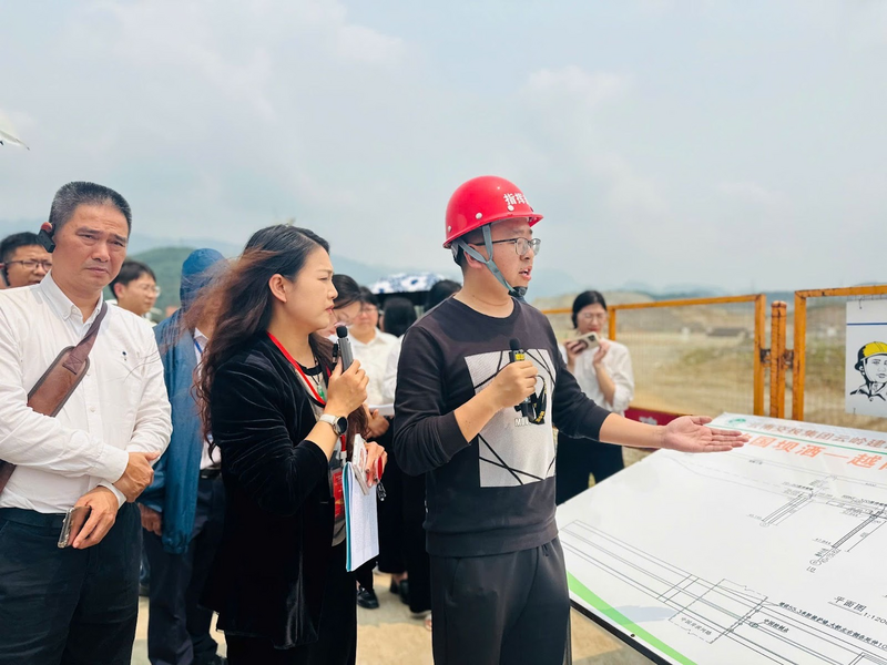 Ông Vương Tân Hồng (mũ đỏ) chia sẻ thông tin về tiến độ dự án đầu cầu Trung Quốc. Ảnh: Đỗ Nga