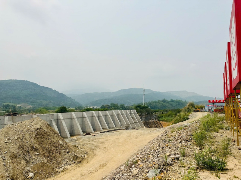 Phía đầu cầu Trung Quốc, cầu đường bộ qua sông Hồng đã hoàn thành 40% tiến độ thi công. Ảnh: Đỗ Nga