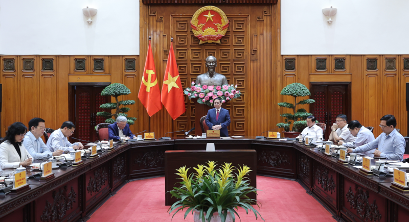 Toàn cảnh cuộc họp của Thường trực Chính phủ về công tác chuẩn bị triển khai dự án xây dựng kho dự trữ quốc gia dầu thô tại Nghi Sơn (Thanh Hóa). Ảnh: VGP/Nhật Bắc